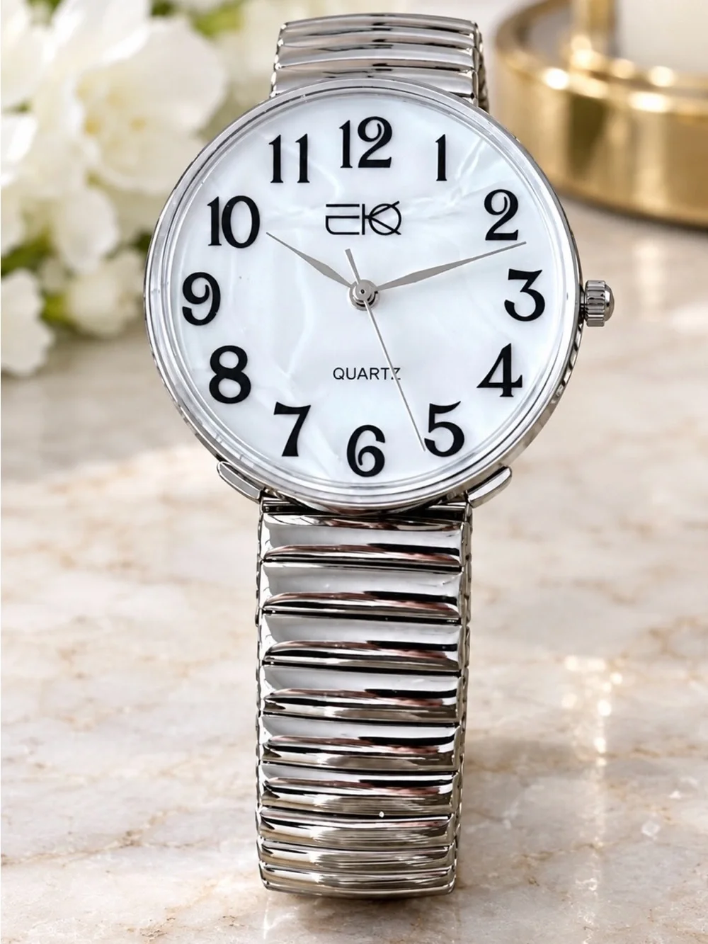 Easy to read numbers on a pearlescent face new unisex silver stretch band watch